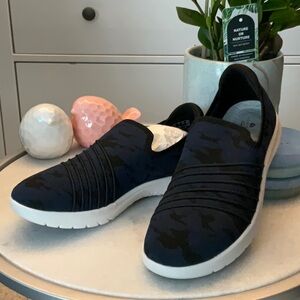 CLOUDSTEPPERS by Clarks Washable Knit Slip-Ons Adella Step Navy/Camo - 7M